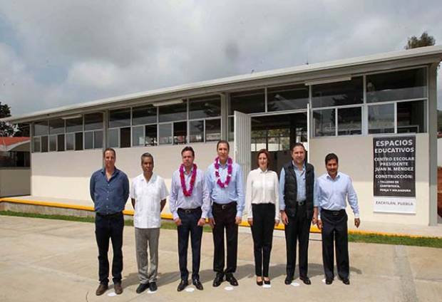 RMV recorre nuevos talleres del Centro Escolar de Zacatlán