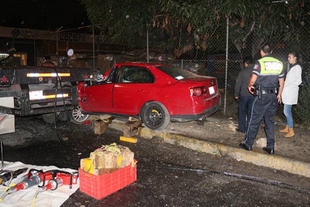 Tras atropellar a motociclista, muere al impactar su coche contra camión