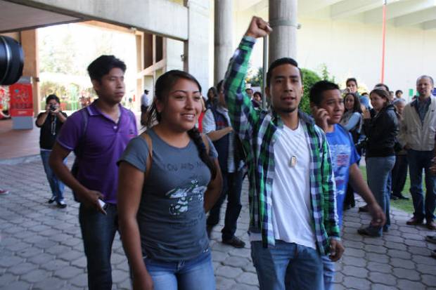 Normalistas de Ayotzinapa realizan visita a la Ibero Puebla