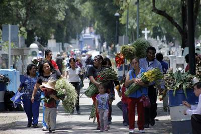 Esperan 120 mil visitantes en panteones de Puebla este 10 de mayo