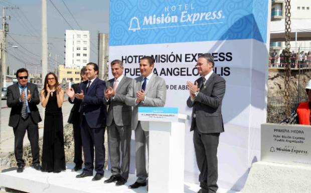 RMV acude al inicio de construcción del Hotel Misión Express Angelópolis