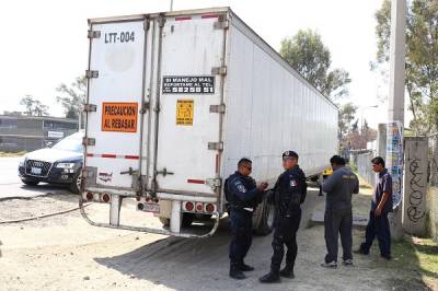 Robaron tráiler a repartidor en la Central de Abasto, policía lo encontró en La Resurrección