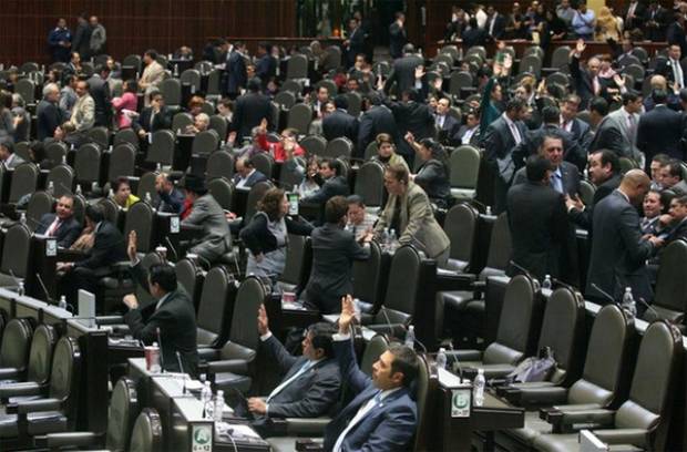 Gritos entre diputados al discutir la casa de Peña y Ayotzinapa