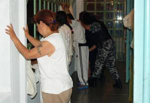Hacinamiento y abusos sexuales en cárceles de mujeres en Puebla: CNDH