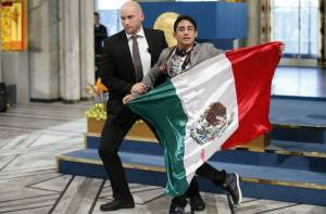 Mexicano irrumpe ceremonia del Nobel de la Paz en Noruega