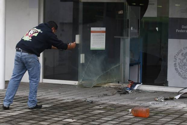 Aseguran a tres estudiantes relacionados con estallido de bombas caseras en Puebla