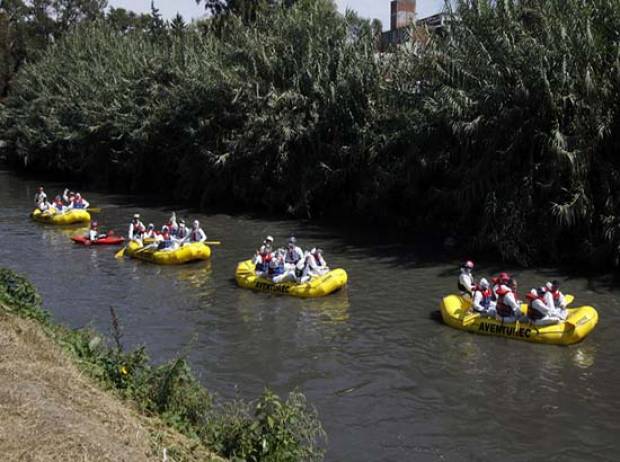 Navegan el río Atoyac para concientizar sobre su rescate