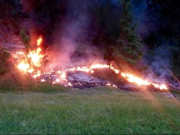 Voraz incendio se registró en ducto de Pemex que era ordeñado en Huauchinango