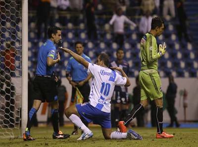 Aficionados del Puebla desaprueban precandidatura de Cuauhtémoc Blanco