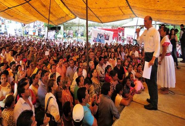 Lastiri encabeza asamblea informativa y feria de servicios en Cuetzalan del Progreso