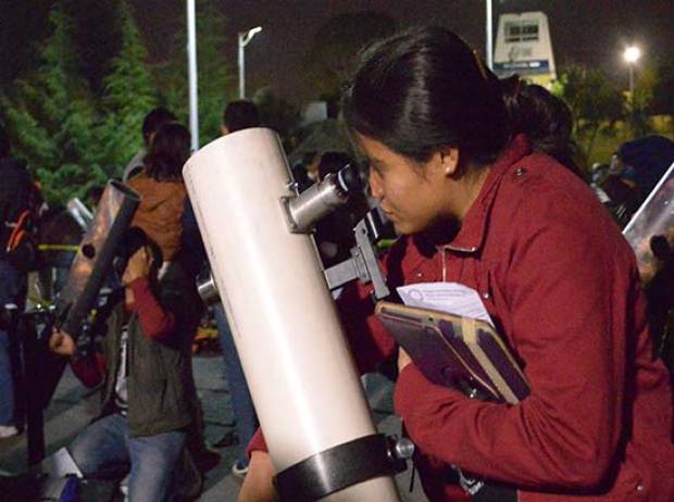 Miles de poblanos se sumaron a la Noche de las Estrellas 2014