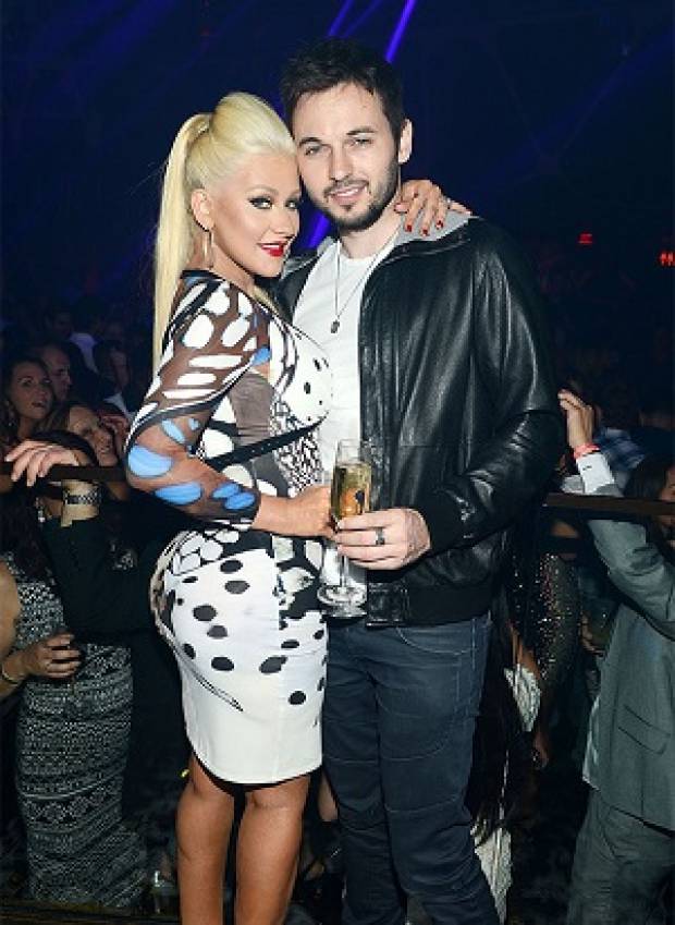 Christina Aguilera presume trasero nuevo junto a su futuro esposo