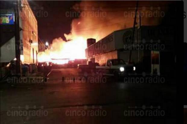 Incendio consume parte trasera de la Central de Abasto en Puebla