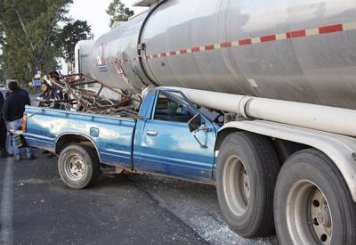 Camioneta queda debajo de pipa en la federal México-Puebla