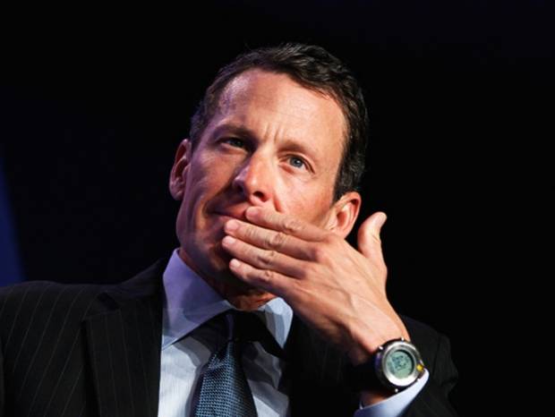 Lance Armstrong chocó dos vehículos y pidió a su novia echarse la culpa