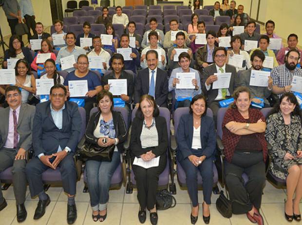 Rector de la BUAP entrega reconocimientos a alumnos becados en programas externos de movilidad