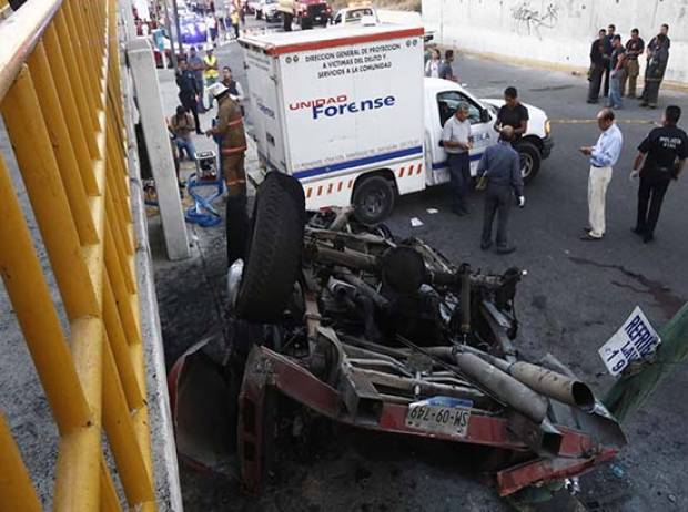 Dos muertos, uno de ellos calcinado, dejó volcadura de camioneta en Periférico de Puebla