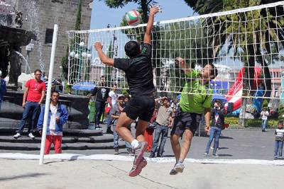 VIDEO: Poblanos ya pueden jugar y leer en la Playa del Zócalo