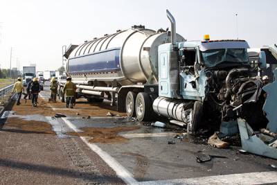 Choque de pipas deja mancha de diesel en la autopista México-Puebla