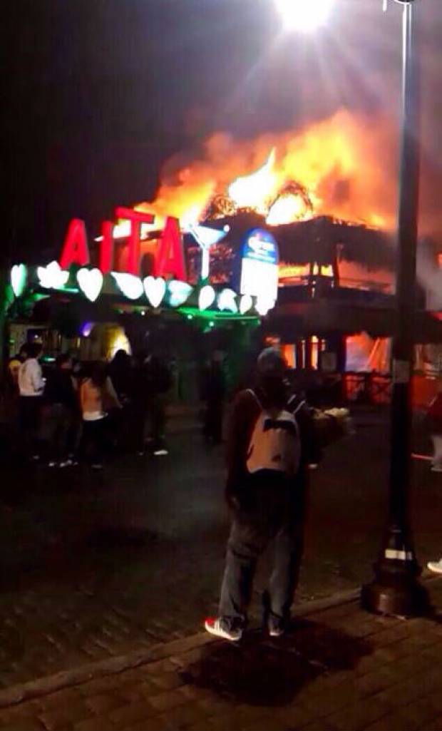 Se incendia antro en Cholula; fuego alcanza un bar y un negocio de tacos