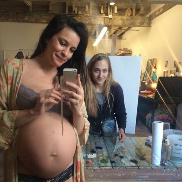 Liv Tyler presume embarazo con selfie en redes sociales