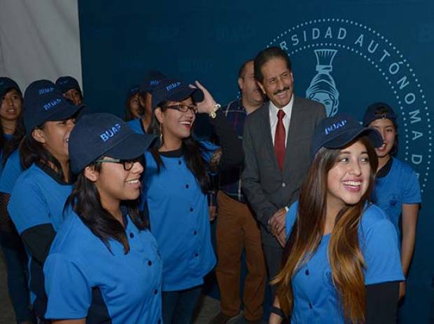 Rector de la BUAP entrega uniformes al equipo de softball de la Calderón