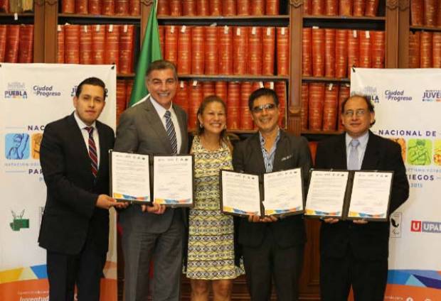 Gali firma convocatoria para competencia deportiva para ciegos