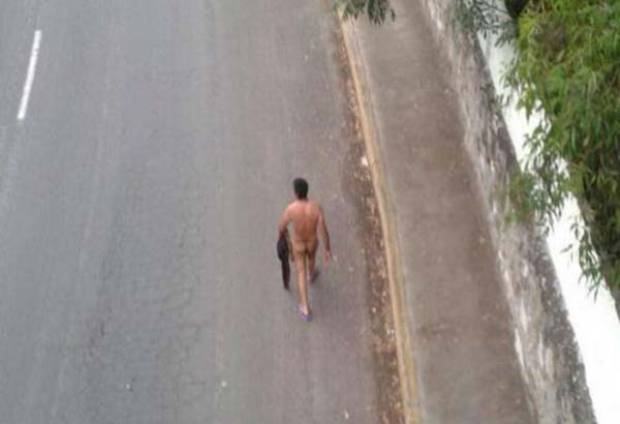 Captan a hombre desnudo caminando por las calles de Puebla