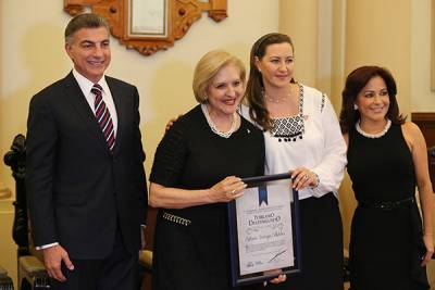 Tony Gali entrega reconocimientos a Poblanos Distinguidos