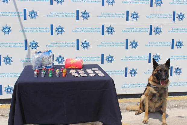 Hallan 18 botellas con droga en empresa de paquetería de Puebla