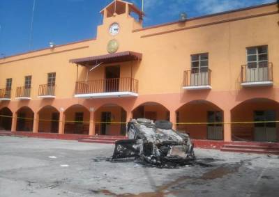 Trifulca entre policías y vecinos por cierre de radio en San Gabriel Chilac