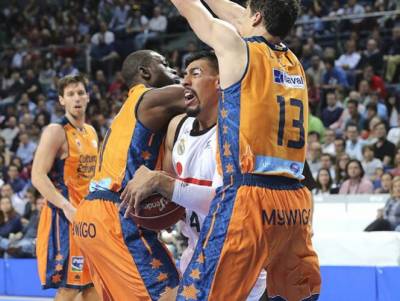 Gustavo Ayón y Real Madrid, líderes en la liga española de baloncesto