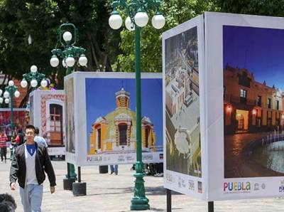 Fotografía monumental de Raúl Gil en el zócalo de Puebla