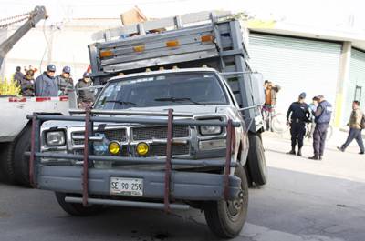 Abandonan camioneta con 4 mil litros de combustible en Texmelucan