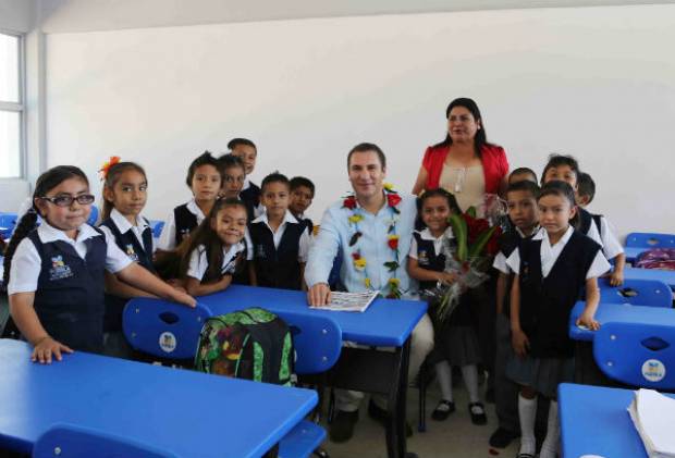 RMV entrega obras educativas y apoyos al campo en la Mixteca