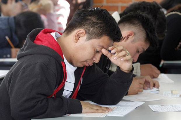 Estudiantes de Puebla dedican horas a redes y 40 minutos a leer