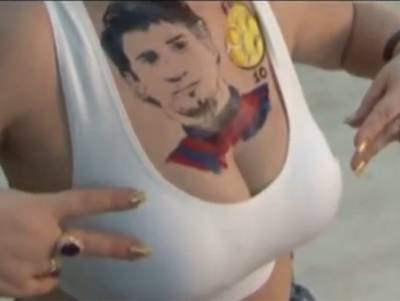 Messi en buena posición de la &quot;cancha&quot;, una mujer lo lleva en los senos