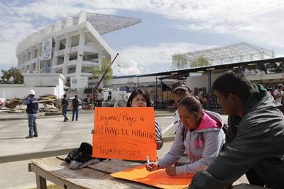 Exigen salarios atrasados a constructora del estadio Cuauhtémoc