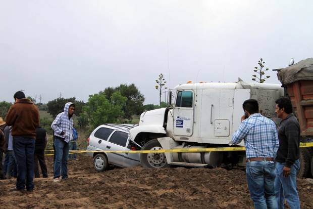 Dos muertos, saldo de colisión entre vehículo y tráiler en Cañada Morelos