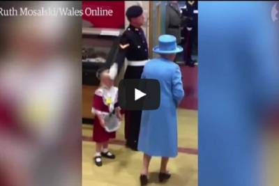 VIDEO: Niña saluda a la Reina Isabel y guardia la golpea en la cara