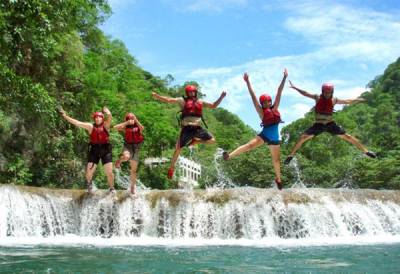 Brinca de gusto en la cascada Micos de la Huasteca potosina