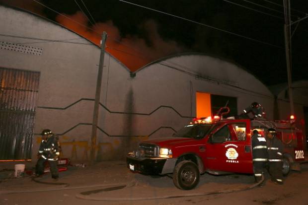 Incendio consumió pacas de algodón en fábrica textil de la colonia Roma