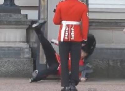 VIDEO:Guardia de Buckingham resbaló y cayó frente a turistas