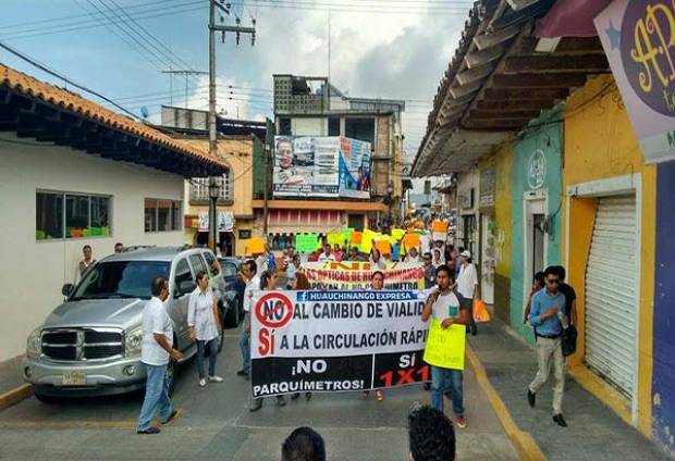 Protestan en Huauchinango contra instalación de parquímetros