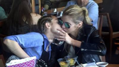 Miley Cyrus, captada en cena romántica con Stella Maxwell