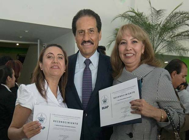 Rector de la BUAP premia a 233 universitarios destacados