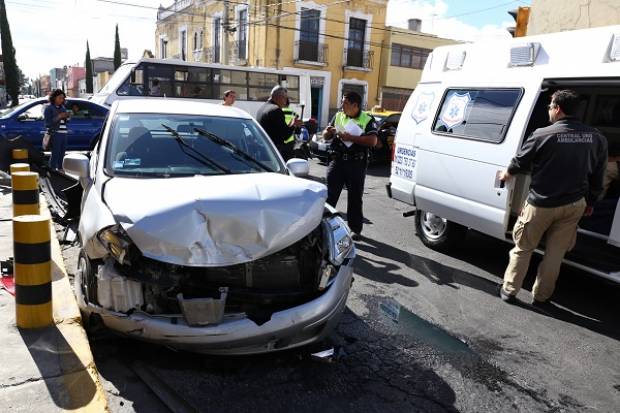 Dos lesionados, saldo de colisión entre vehículos en la colonia Santiago