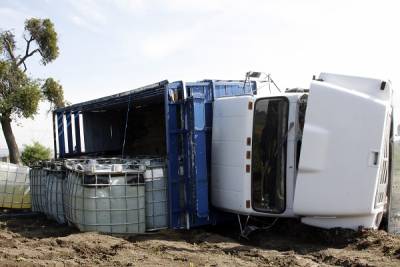 Ejército localizó tráiler con tambos de combustible robado en Texmelucan