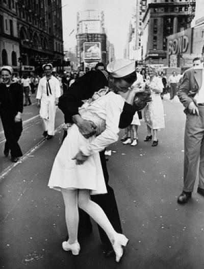 Cumple 70 años el beso que cerró la Segunda Guerra Mundial