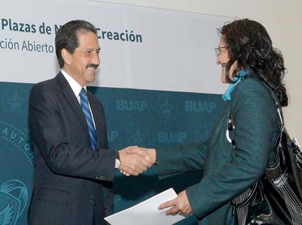 Rector de la BUAP entregó 95 plazas de nueva creación